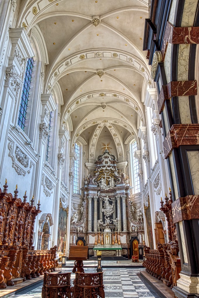 HDR Abbaye Abdij van Averbode religie reliogion belgie belgique kerk eglise spiegelvijver klooster kerkfotografie kathedraal rooms katholiek